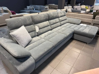 L-образный диван с сегментированной прошивкой и широким подлокотником