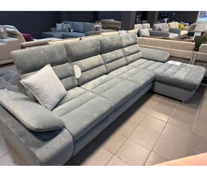 L-образный диван с сегментированной прошивкой и широким подлокотником