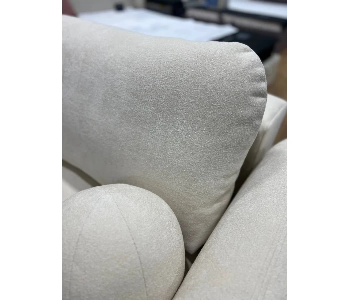 Диван светло-кремовый, с массивными закругленными боковинами