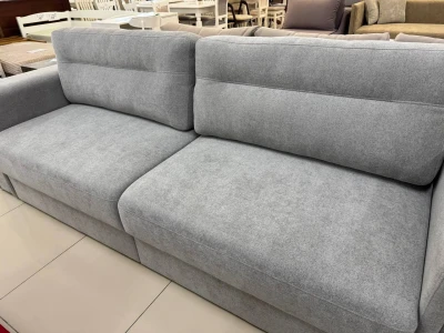 Компактний прямий диван зі втяжками на спинці у сірій оббивці