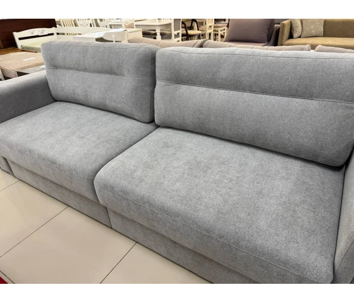 Компактний прямий диван зі втяжками на спинці у сірій оббивці