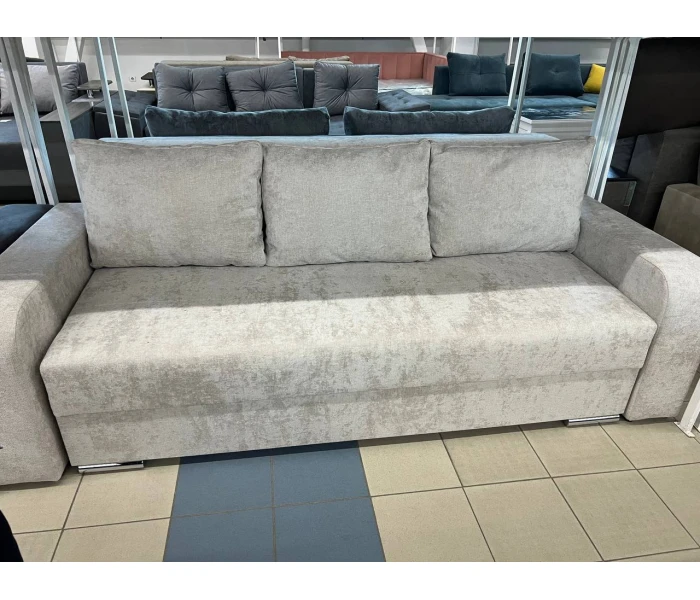 Світло-сірий диван з масивними підлокітниками