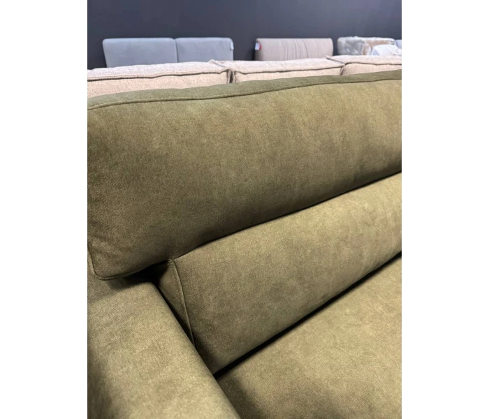 Прямий розкладний диван на дерев'яних ніжках 