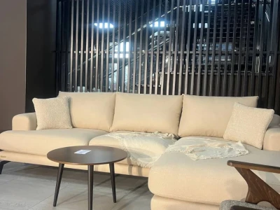 Сучасний L-подібний диван на металевих ніжках