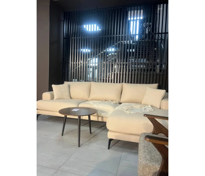 Сучасний L-подібний диван на металевих ніжках