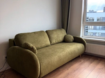 Диван оливкового цвета с округлыми формами