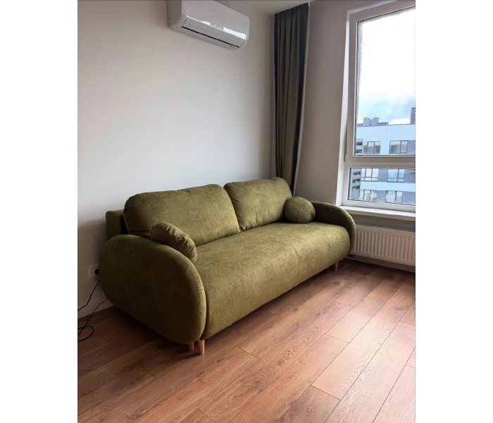 Диван оливкового кольору з округлими формами