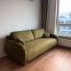 Диван оливкового кольору з округлими формами