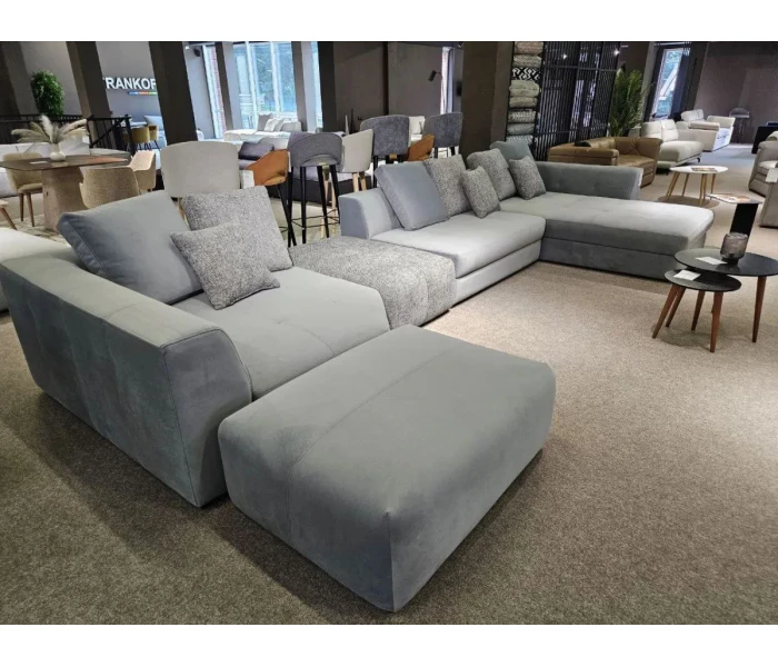 Массивный U-образный диван для просторных гостиных