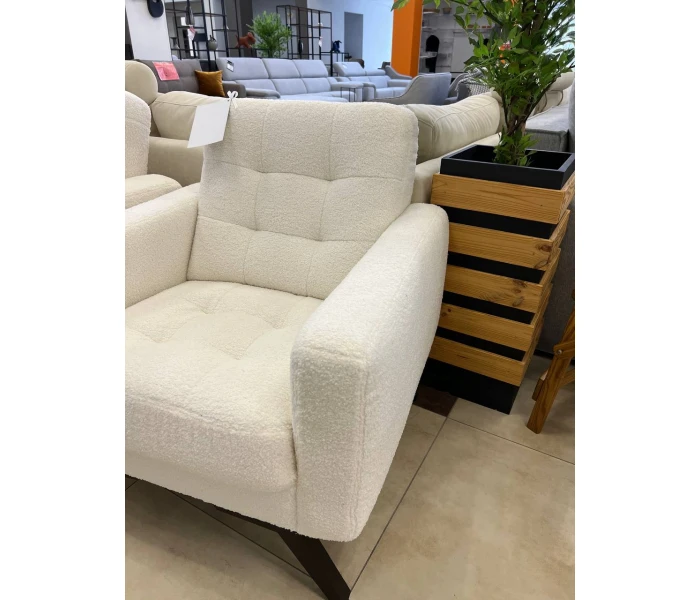 Прямой диван и кресло с тонкими черными ножками