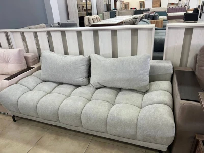 Диван-софа із фактурною оббивкою та великими подушками