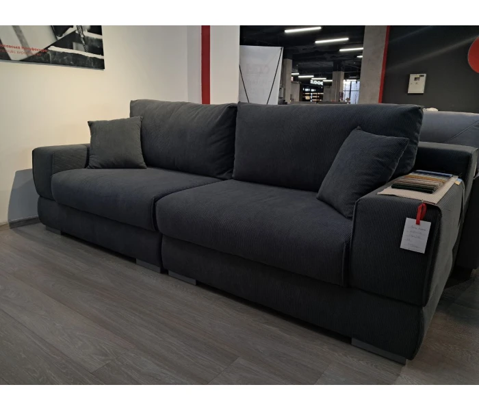 Прямой диван с фактурной обивкой «рубчик»