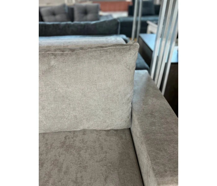 Світло-сірий диван з масивними підлокітниками