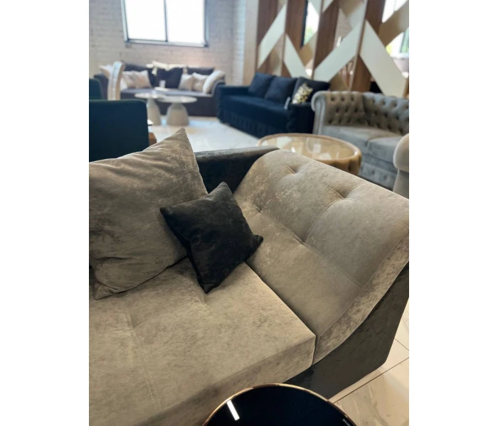 Двухцветный угловой диван с закругленными подлокотниками