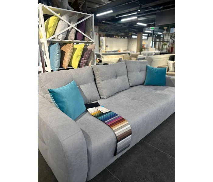 Стильний прямий диван у світло-сірому виконанні