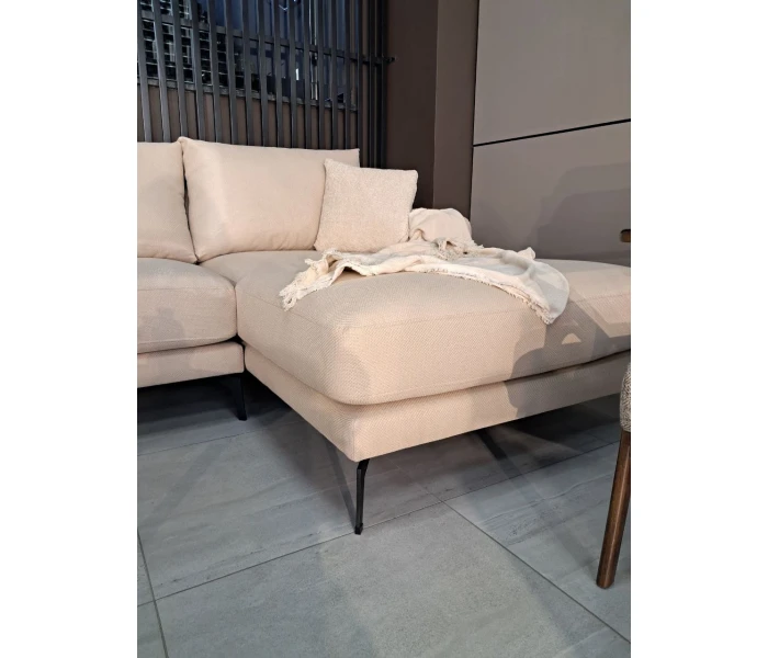 Елегантний диван з глибокою посадкою на високих ніжках