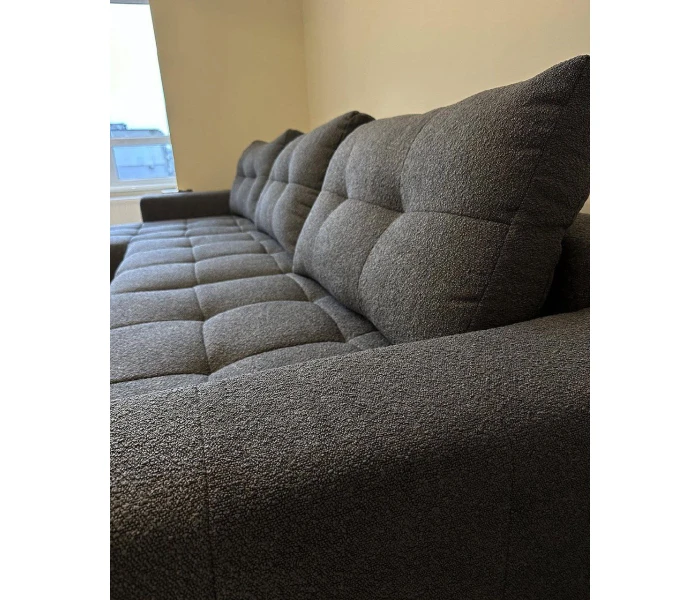 Кутовий диван з широкими підлокітниками