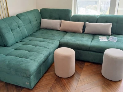 Удобный угловой диван с квадратной прострочкой