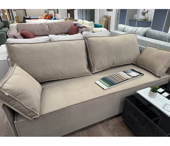 Прямой диван-софа в теплом песочном оттенке