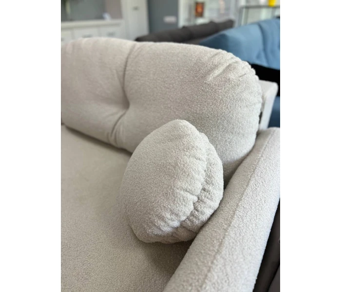 Світлий диван з великими приспинними подушками 