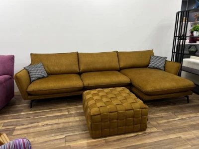 Гірчичний кутовий диван з великим плетеним пуфом