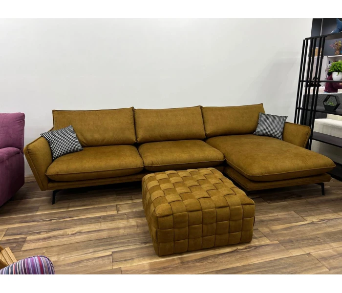 Гірчичний кутовий диван з великим плетеним пуфом