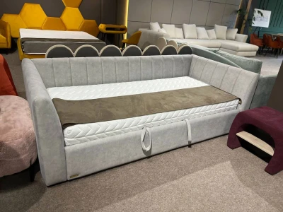 Світло-сіра тахта високими бортами та вертикальною рельєфною стяжкою