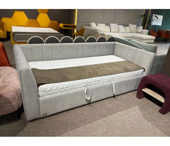 Светло-серая тахта с высокими бортиками и вертикальной рельефной стяжкой
