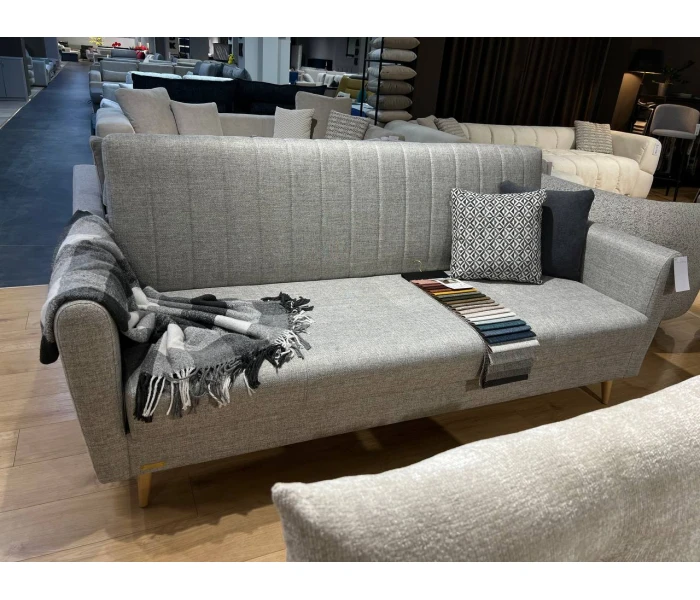 Диван у скандинавському стилі на дерев'яних ніжках