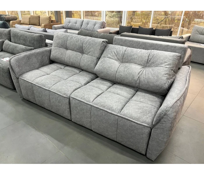 Серый диван с глубокой посадкой и объемной стеганой поверхностью