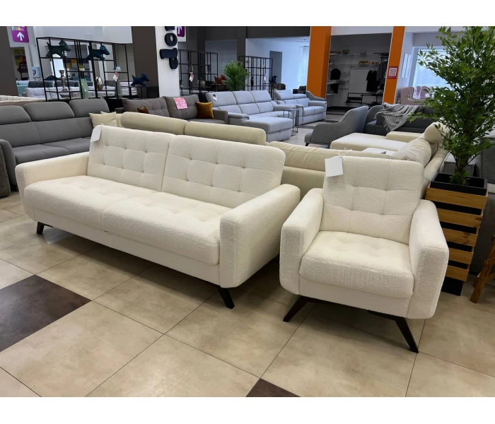 Прямой диван и кресло с тонкими черными ножками