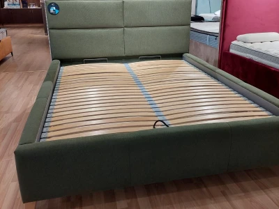 Кровать с мягкой панелью изголовья