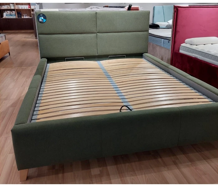 Ліжко з м'якою панеллю узголів'я