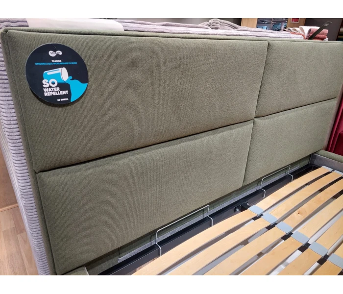 Ліжко з м'якою панеллю узголів'я