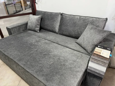 Прямий диван-ліжко з широким спальним місцем