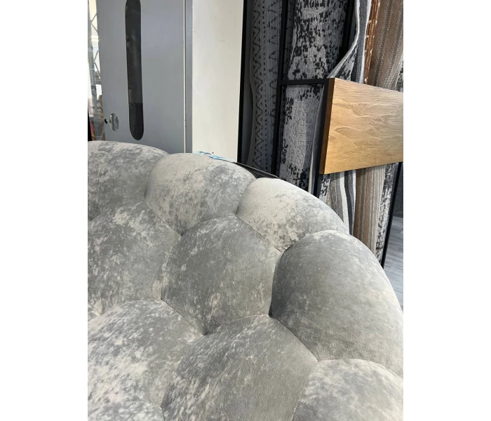 Низкий изогнутый диван с глубокой посадкой и объемным рельефным рисунком