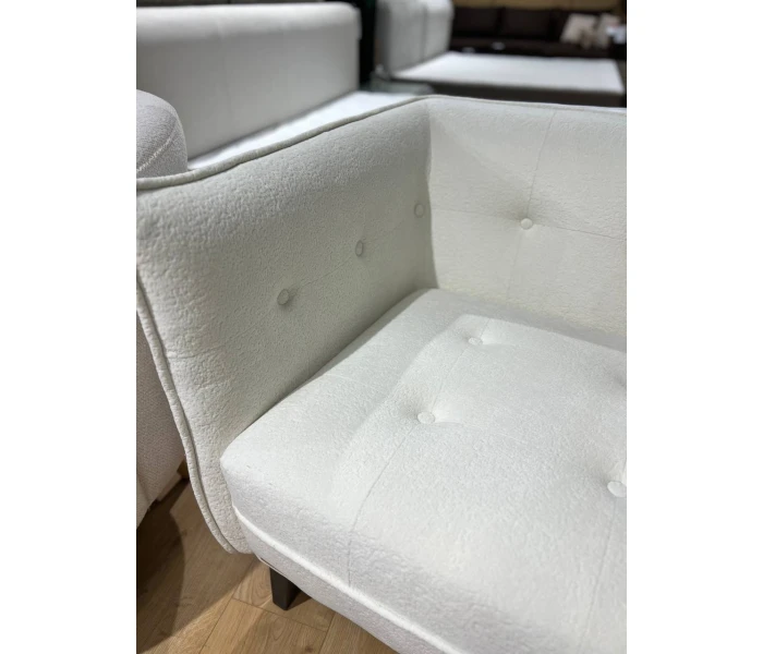 Двухместный белоснежный диван-кушетка с фактурной поверхностью
