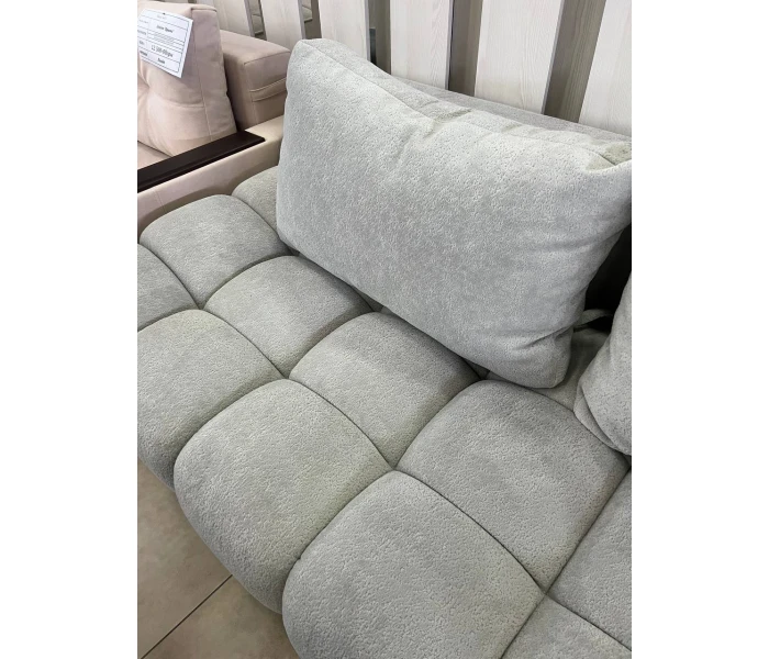 Диван-софа с фактурной обивкой и большими подушками