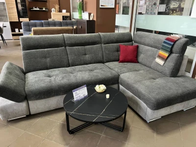 Великий Г-подібний диван з стьобаною спинкою та хромованими опорами