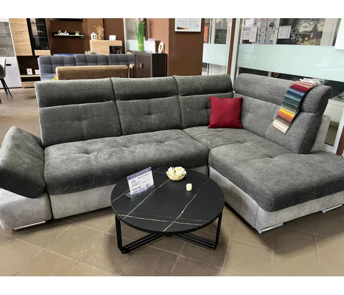 Великий Г-подібний диван з стьобаною спинкою та хромованими опорами