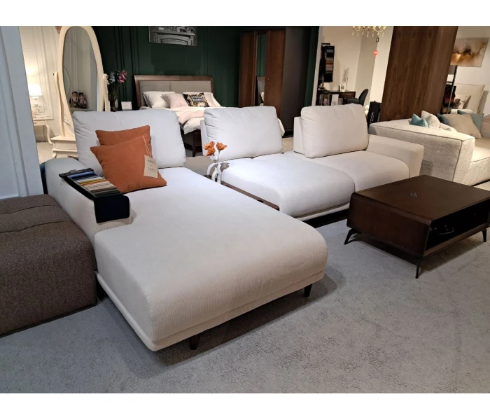 Угловой диван с интегрированным столиком-подлокотником