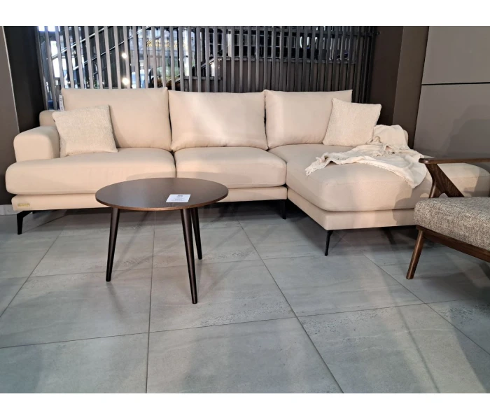 Елегантний диван з глибокою посадкою на високих ніжках