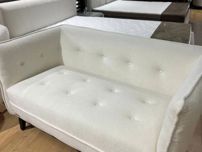 Двомісний білосніжний диван-кушетка з фактурною поверхнею