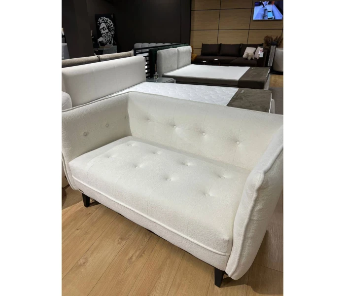 Двухместный белоснежный диван-кушетка с фактурной поверхностью