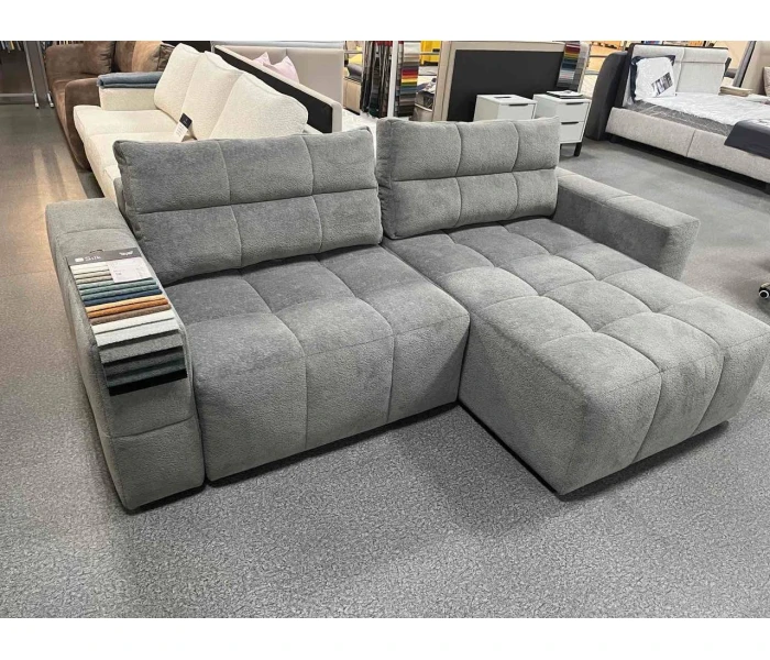 М'який кутовий диван сірий з пухкими подушками і квадратною прошивкою