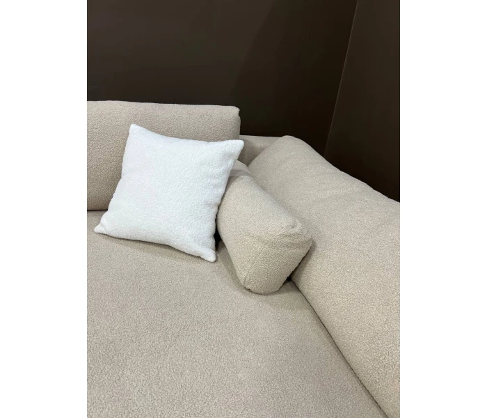 Кутовий диван світло-бежевий з м'якими валиками 