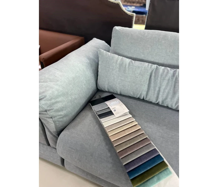 Глибокий велюровий диван з подвійними подушками спинки