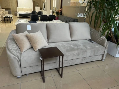 Бежевый прямой диван-софа с округлыми боковинами и большими подушками