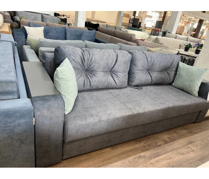 Дымчато-серый диван с декоративными мятными подушками и встроенной боковой нишей