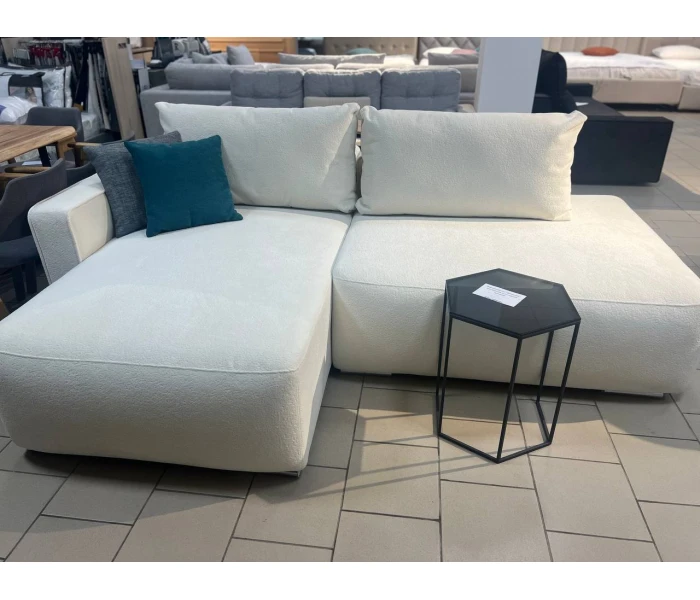 Светлый низкий диван с удлиненной секцией и мягкими подушками